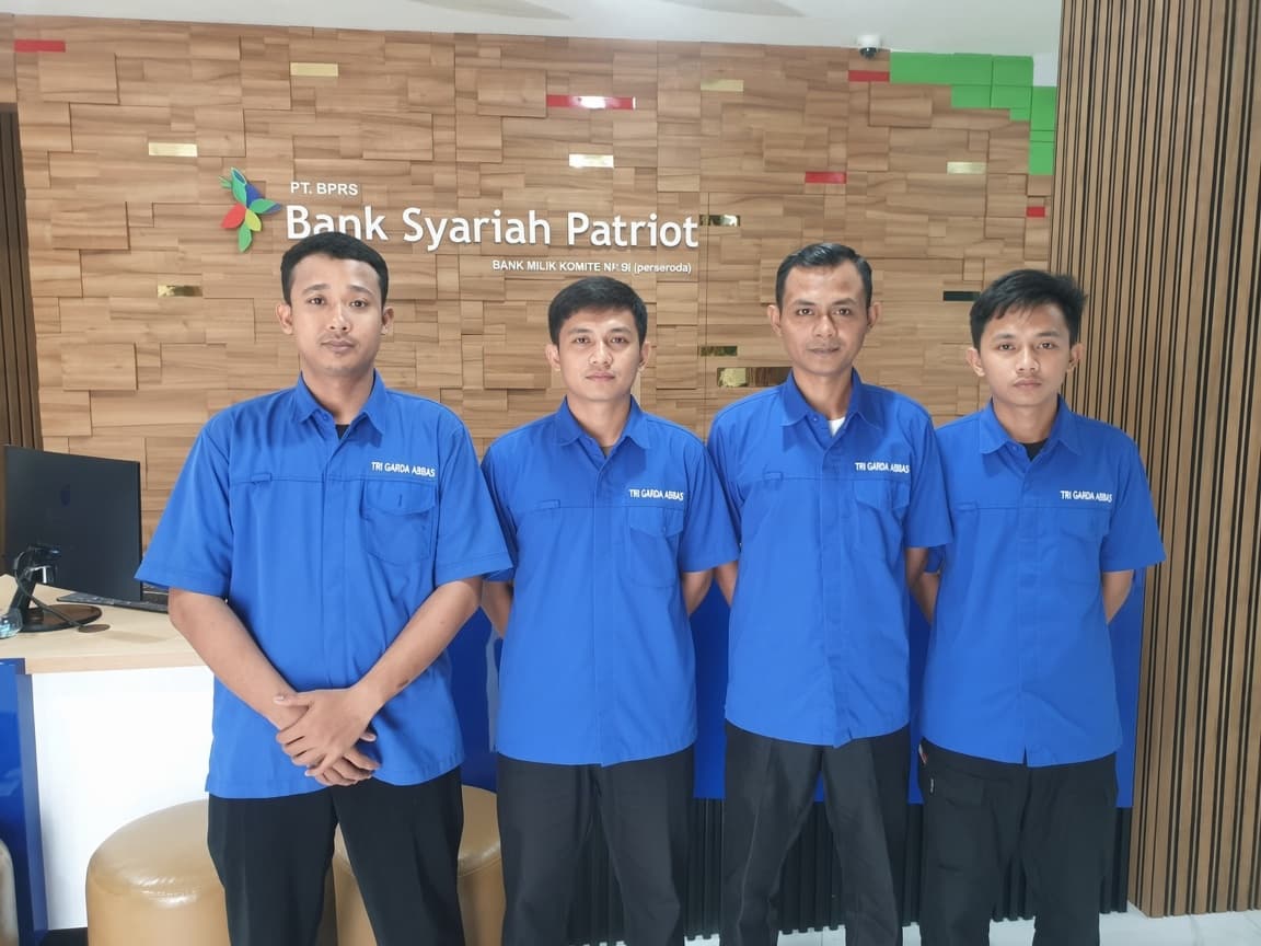 Tim Tri Garda Abbas berfoto bersama di area kerja klien