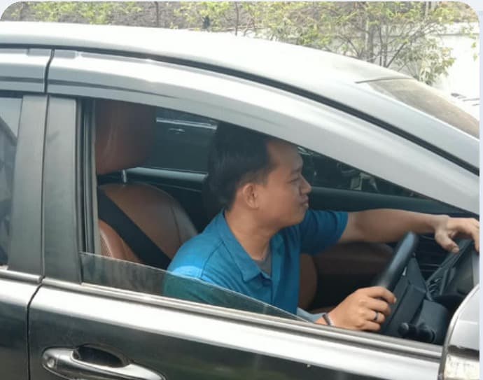 Driver mengemudikan kendaraan operasional klien