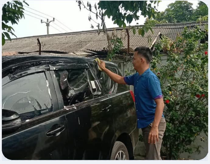Driver membersihkan kendaraan sebelum bertugas