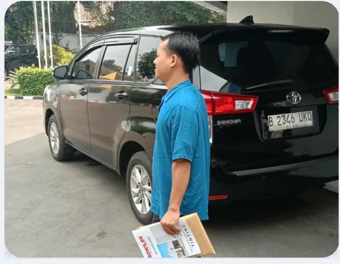 Driver bersiap dengan kendaraan operasional klien