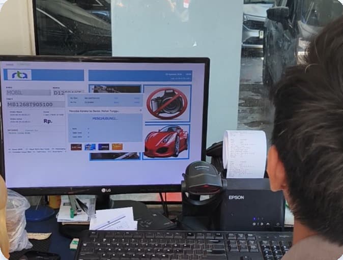 Petugas menginput data kendaraan pada sistem parkir