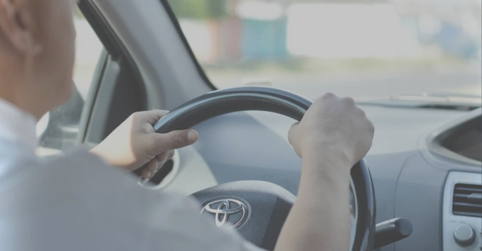 Driver Tri Garda Abbas mengemudikan kendaraan operasional klien