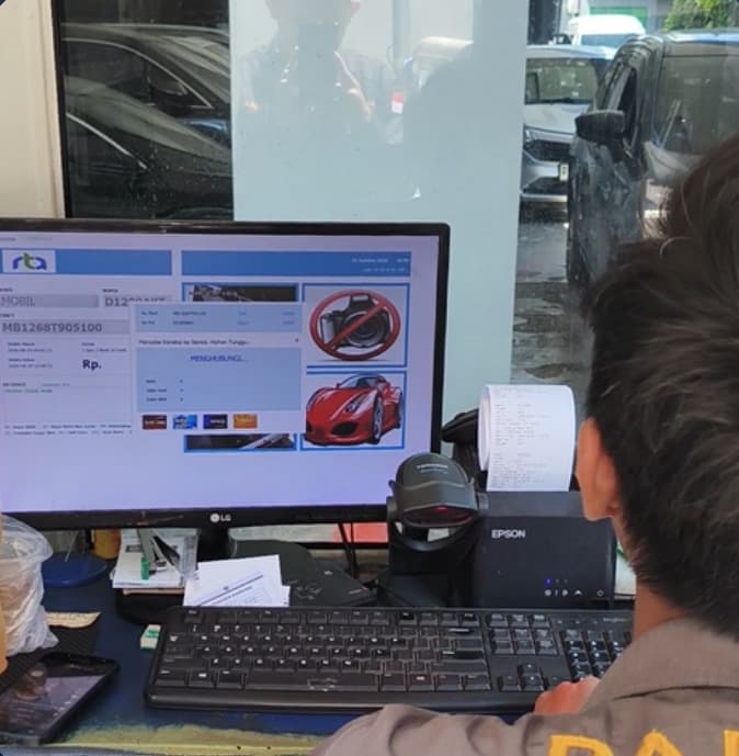 Sistem monitoring ANPR dan tiket parkir di layar komputer