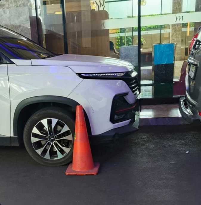 Traffic cone dan separator area parkir
