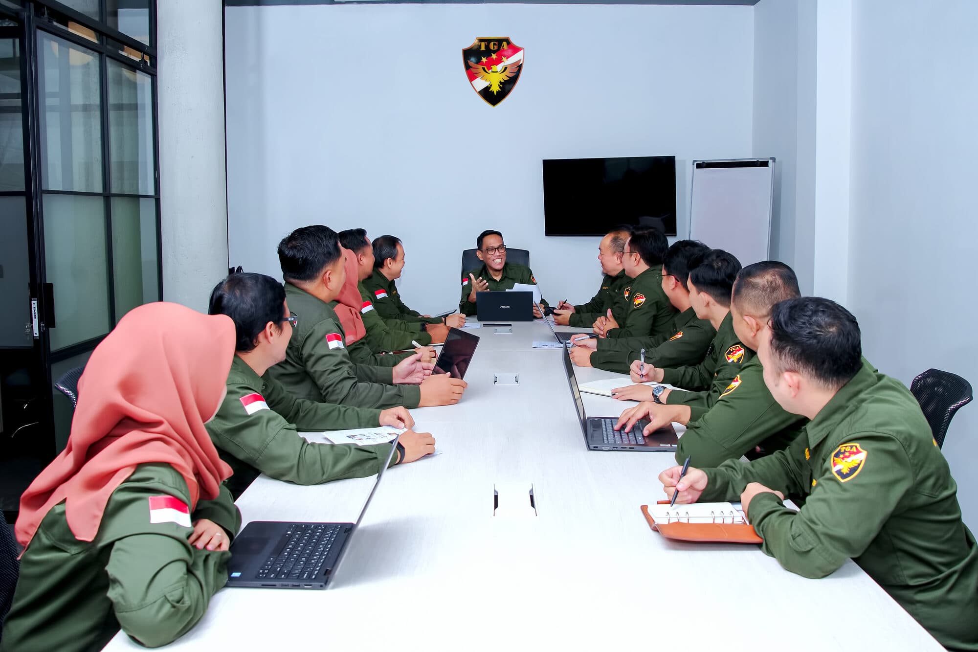 Tim Tri Garda Abbas berdiskusi